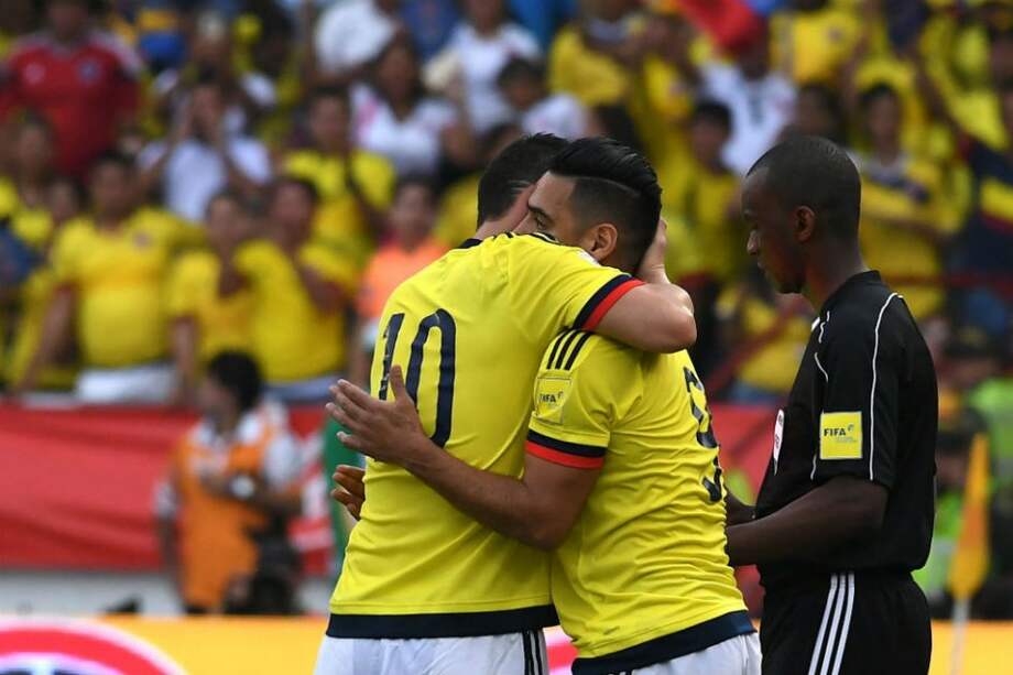 James abraza a Falcao antes de que el delantero ingrese al campo en el partido entre Colombia y Chile. Foto: AFP