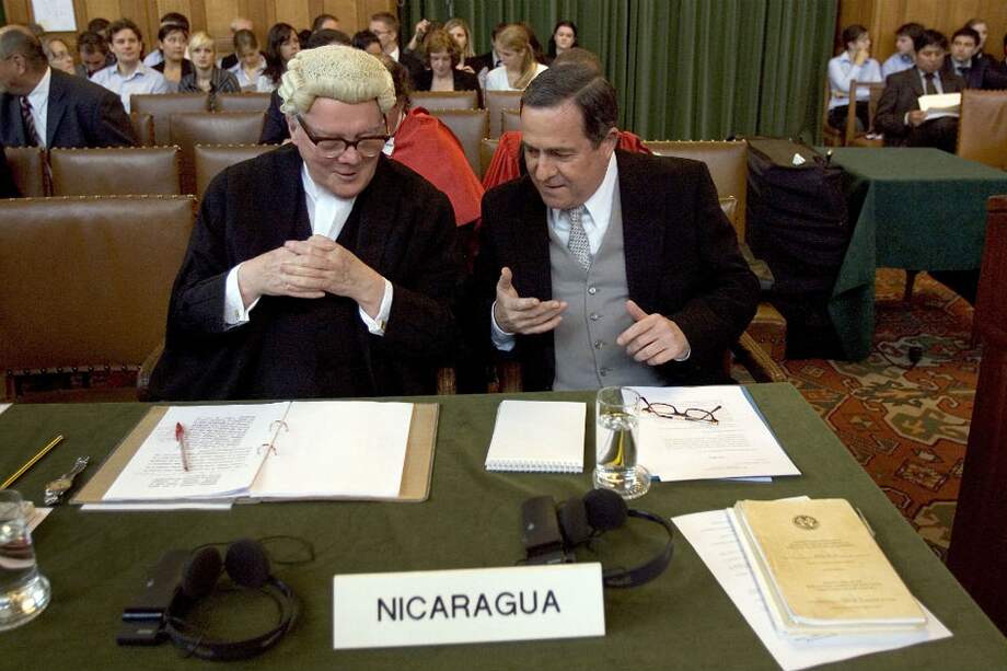 El embajador de Nicaragua ante La Haya, Carlos José Argüello Gómez (dcha), conversa con el consejero británico de Nicaragua Ian Brownlie