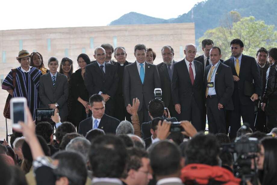 El presidente Juan Manuel Santos junto a representantes de diferentes sectores de la sociedad en la instalación del Consejo Nacional de Paz. / Cristian Garavito