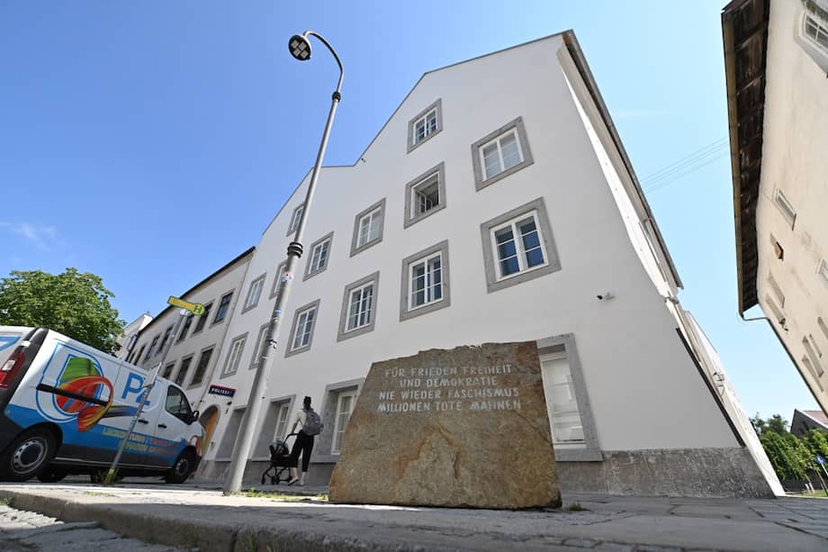 Una placa conmemorativa con la inscripción "Por la paz, la libertad y la democracia: ¡Nunca más el fascismo! Millones de muertos lo advierten" se alza frente a la casa natal del exdictador alemán Adolf Hitler, convertida en comisaría de policía, en Braunau am Inn.