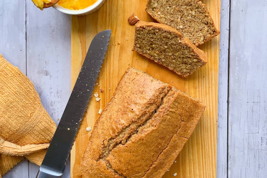 Tras salir del horno, así se ve el pan saludable, sin harina de trigo, hecho en casa.