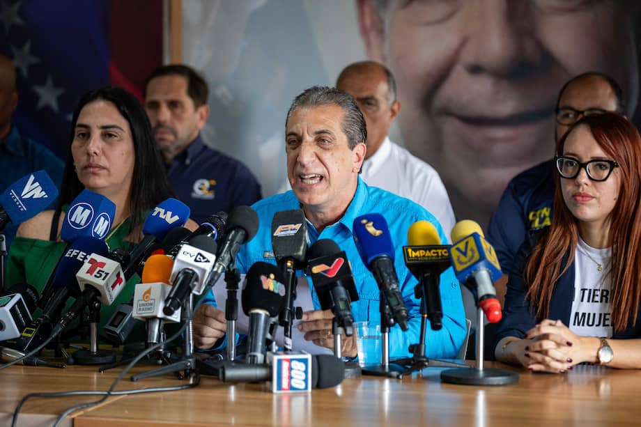 Biagio Pilieri, durante una rueda de prensa de la Plataforma Unitaria Democrática, en Caracas (Venezuela).