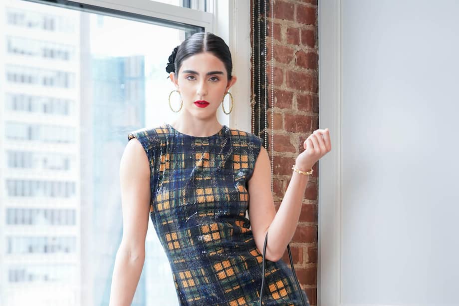 Fotografía cedida por Raúl Peñaranda de una modelo luciendo uno de sus diseños de su ultima colección presentada este lunes, en el Rockefeller Center en Nueva York (EE.UU.). / EFE/ Juan Manuel Vargas/ Raúl Peñaranda/