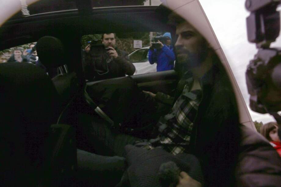 El futbolista del F.C. Barcelona Gerard Piqué junto a Shakira y su hijo Milan, mientras abandonaban la clínica de Barcelona. / EFE