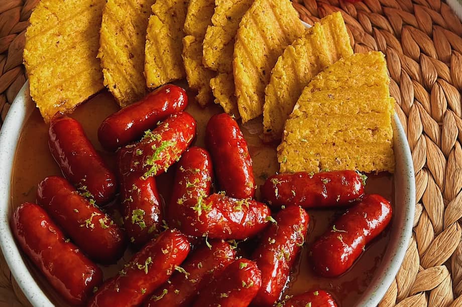 No olvides el zumo de limón para preparar estos chorizos caramelizados.