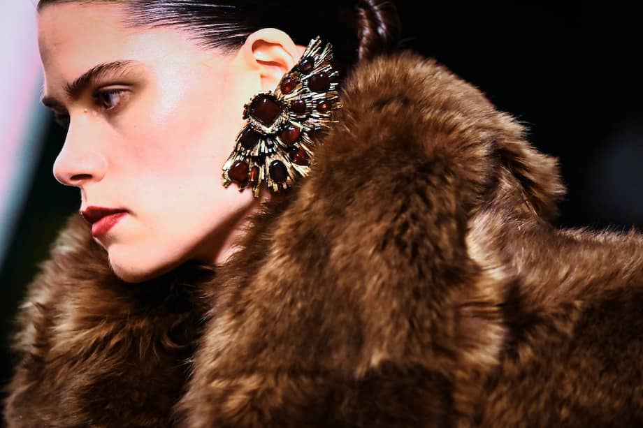 Una modelo presenta unos pendientes de Saint Laurent para el desfile de la colección prêt-à-porter otoño/invierno 2026-2027, en el marco de la Semana de la Moda Femenina de París. / Julien de Rosa / AFP