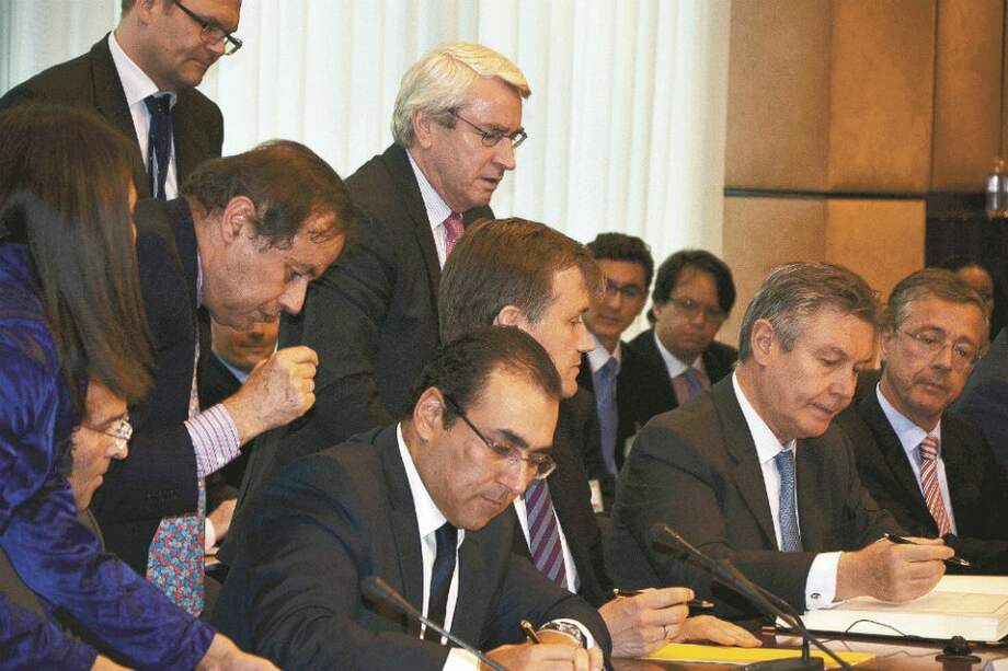 Sergio Díaz-Granados, ministro de Comercio (en primer plano), firmó el acuerdo comercial con la Unión Europea el 22 de junio de 2012, en Bruselas. / Mincomercio