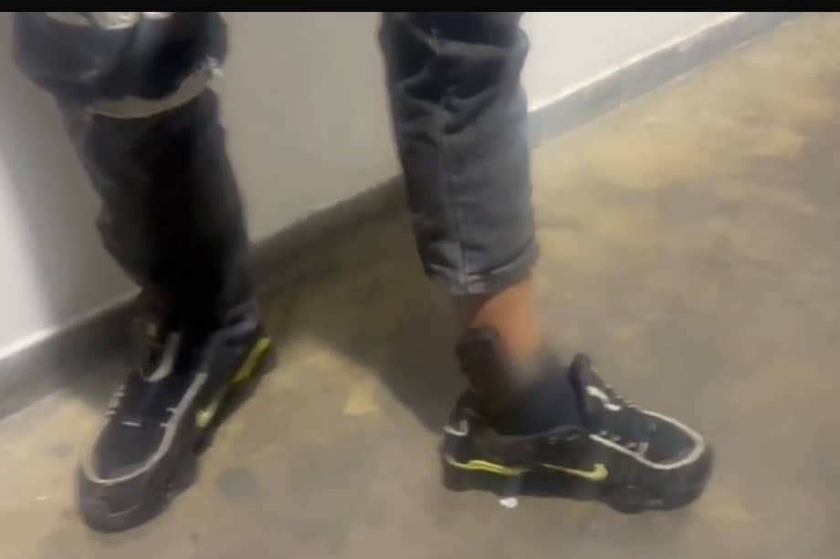 El capturado portaba un brazalete electrónico del INPEC, pues cumplía una medida de detención domiciliaria cuando fue sorprendido por la Policía.