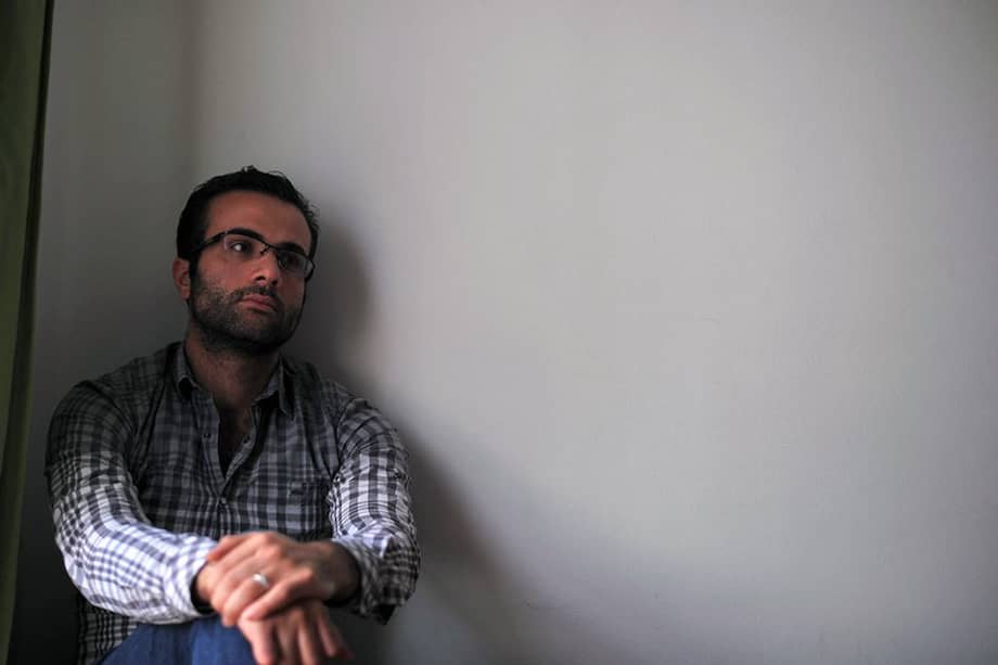 Almotaz Khedrou, de 27 años, en su casa al noroccidente de Bogotá. En agosto de 2014 llegó a Colombia y obtuvo refugio. / Andrés Torres - El Espectador