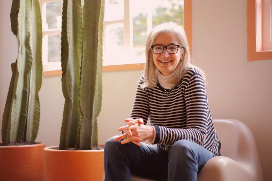 Vivian Newman Pont, experta en transparencia, anticorrupción y derecho a la intimidad, columnista de El Espectador y quien acaba de asumir la dirección del Centro de Estudios de Derecho, Justicia y Sociedad (Dejusticia). / Foto: Paula Thomas para Dejusticia