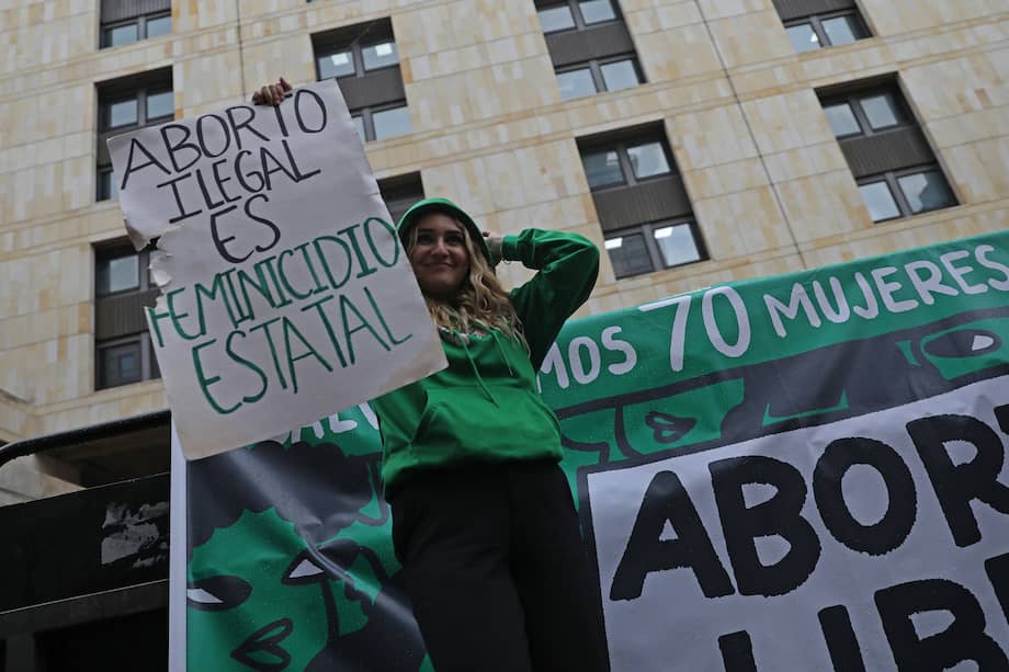Manifestantes sostienen carteles en favor de la despenalización del aborto, frente a la sede de la Corte Constitucional en Bogotá (Colombia).