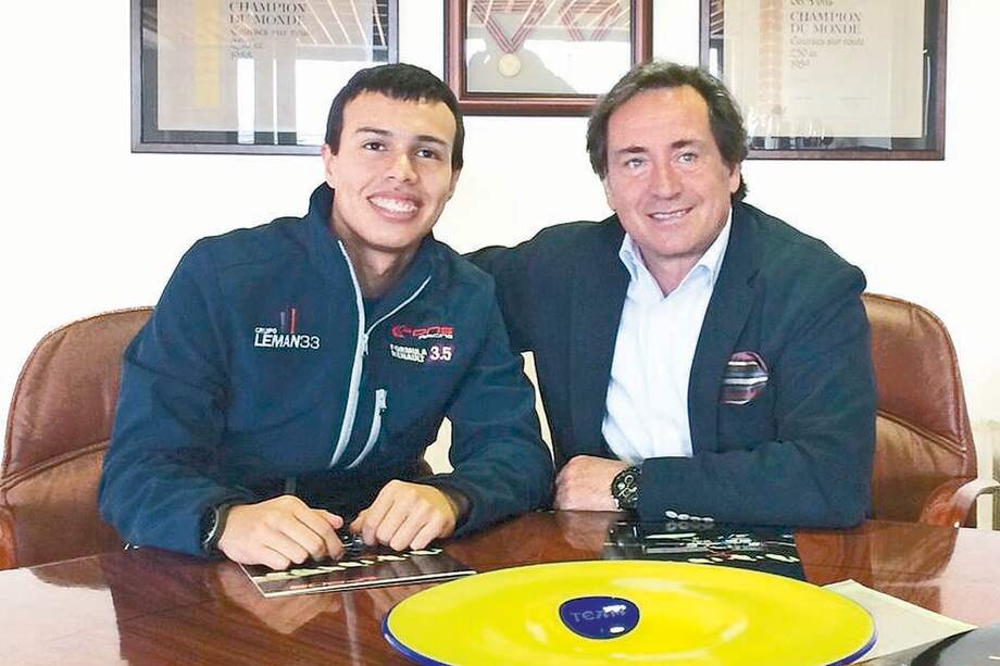 El piloto colombiano Óscar Andrés Tunjo, acompañado del director del equipo Pons de la WSR, Sito Pons.