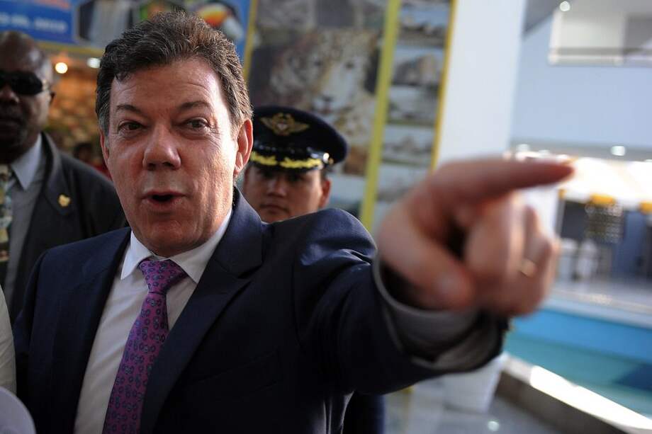 Santos dice que defenderá dignidad de Uribe sin gritos ni insultos