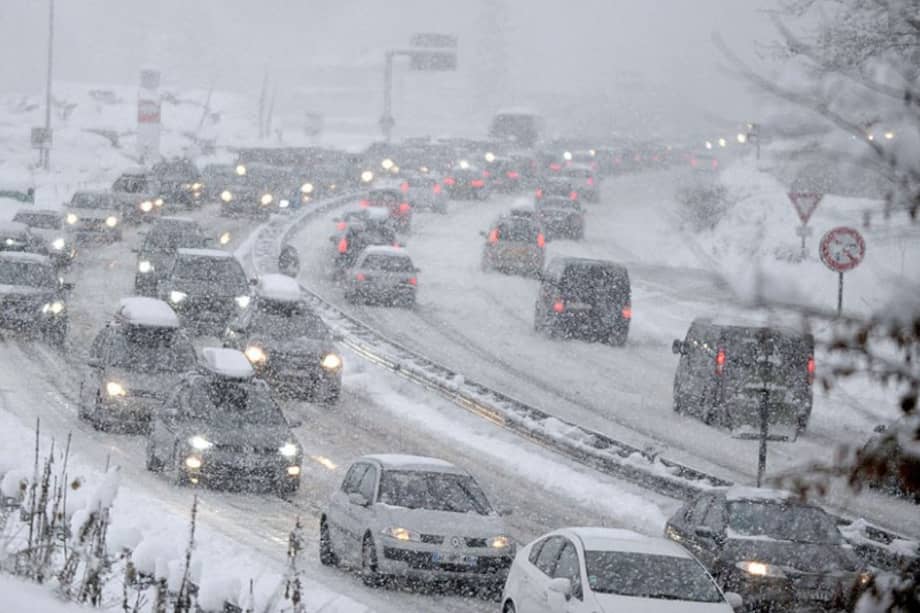 La nieve atrapó a miles de personas en Francia