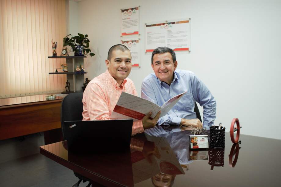 Juan Carlos Oviedo, gerente general de Calzado Romulo, y Rómulo Marín, fundador de la compañía.