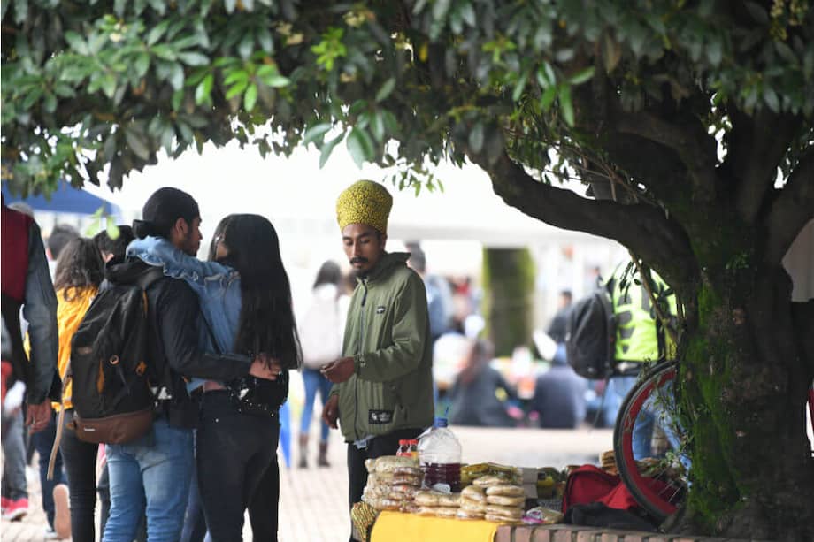 Imagen de los miembros de la comunidad rastafari vendiendo comida en la Universidad Nacional. / Gustavo Torrijos.