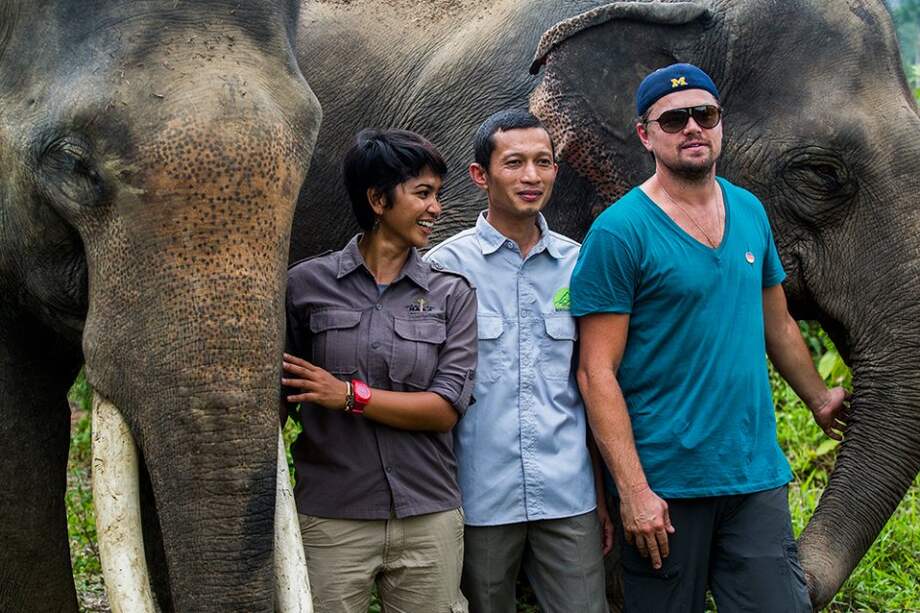 Leonardo DiCaprio (derecha) conversa con su socios del programa medioambiental Rudi Putra y Far Wiza durante su visita de dos días de duración a Aceh (Indonesia). / AFP