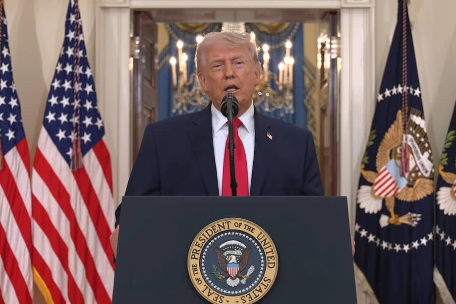 Captura de video tomada de una transmisión de la Casa Blanca del presidente de Estados Unidos, Donald Trump, durante un mensaje a la nación.
