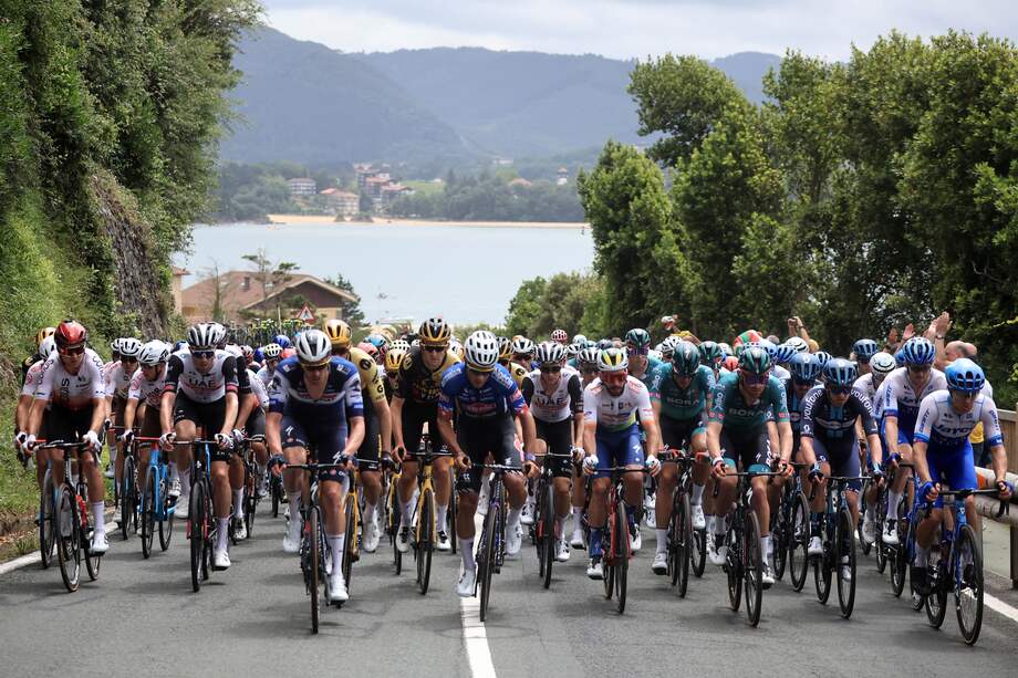 Algunos de los ciclistas del Tour de Francia 2023 en la primera etapa, que ganó Adam Yates.