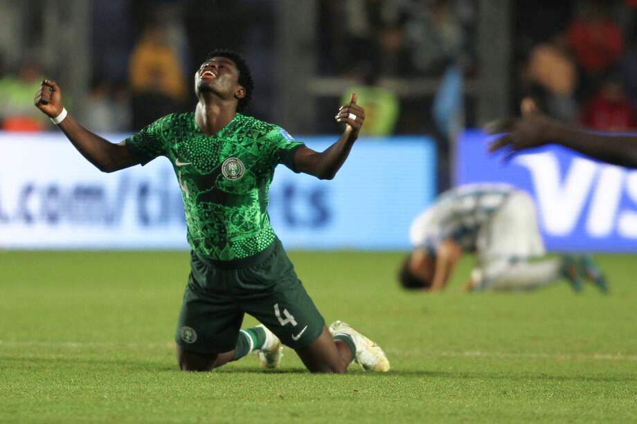 Daniel Daga de Nigeria celebra, al final de un partido de los octavos de final de la Copa Mundial de Fútbol sub-20 entre Argentina y Nigeria en el estadio Bicentenario en San Juan (Argentina).