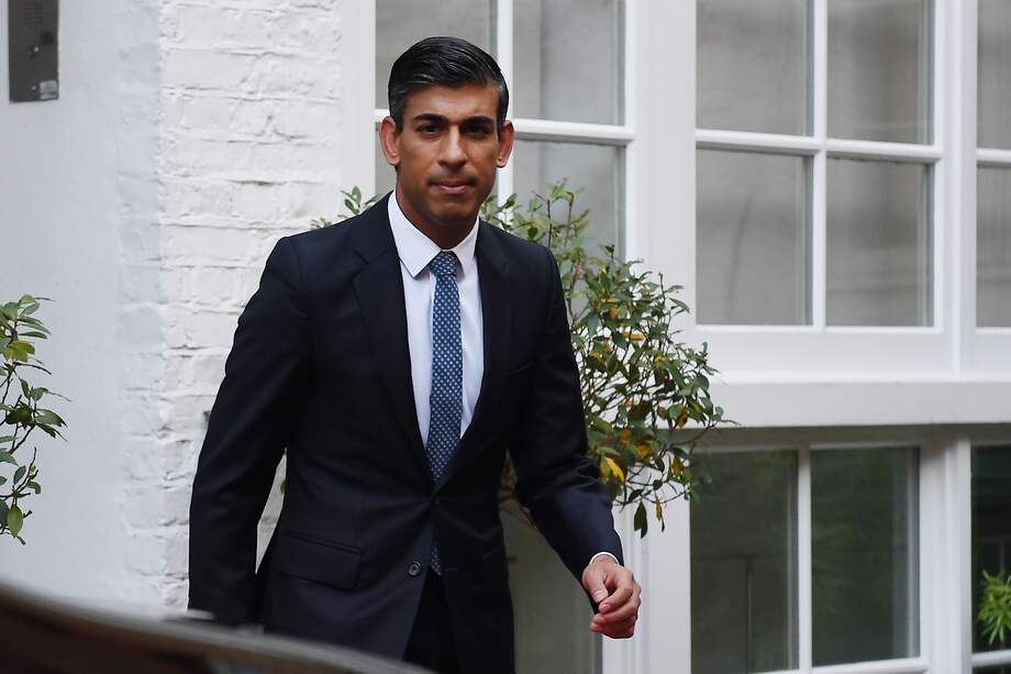 Tras la retirada de la contienda de Boris Johnson, una docena de quienes anteriormente respaldaron al ex primer ministro ahora hicieron pública su lealtad a Sunak, incluidos algunos miembros del gabinete actual y pasado, tales como James Cleverly, Nadhim Zahawi y Priti Patel.