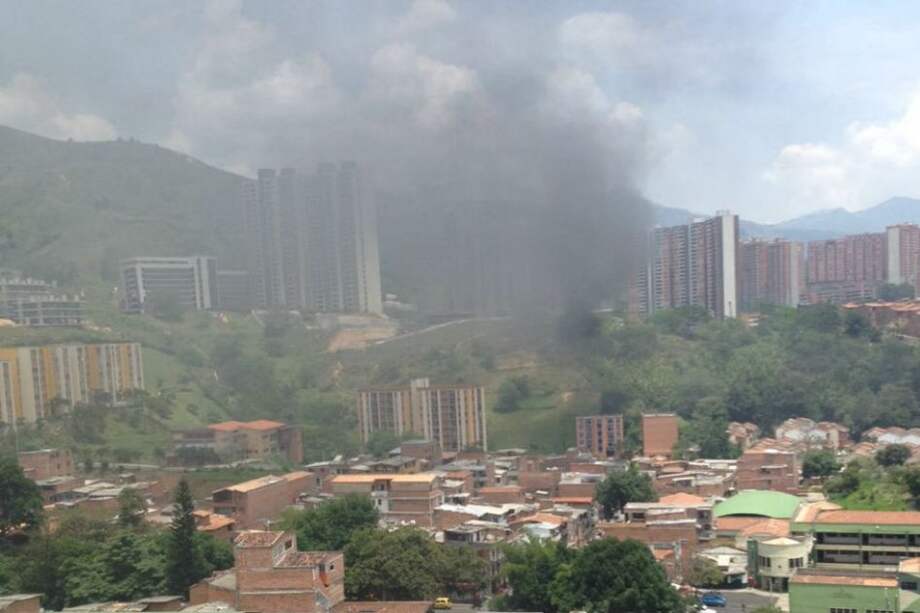 Con tiros al aire y quema de buses, hombres encapuchados intimidan en Medellín