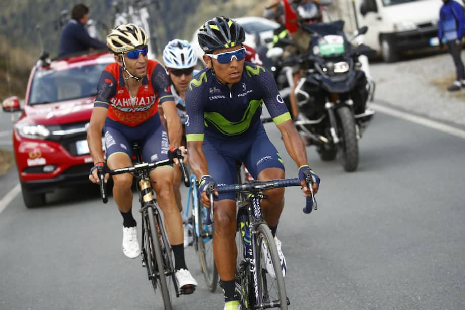El pedalista colombiano Nairo Quintana (d), del Movistar, con montaña para atacar. / AFP