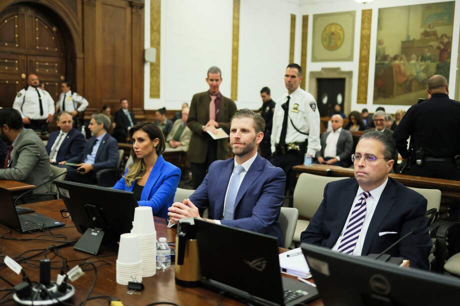 Eric Trump (C), hijo del expresidente estadounidense Donald J. Trump, se sienta con sus abogados antes de comparecer como testigo en el juicio por fraude civil en curso que se litiga en Nueva York Corte Suprema del Estado en Nueva York.