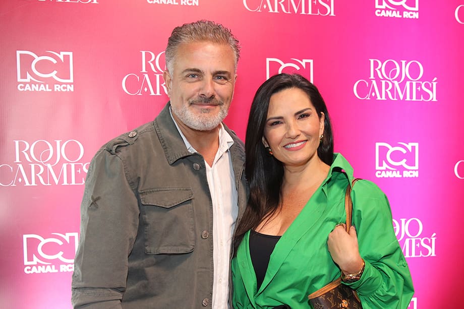 Marcelo Dos Santos llegó con su novia Beatriz Helena Álvarez al lanzamiento de Rojo Carmesí