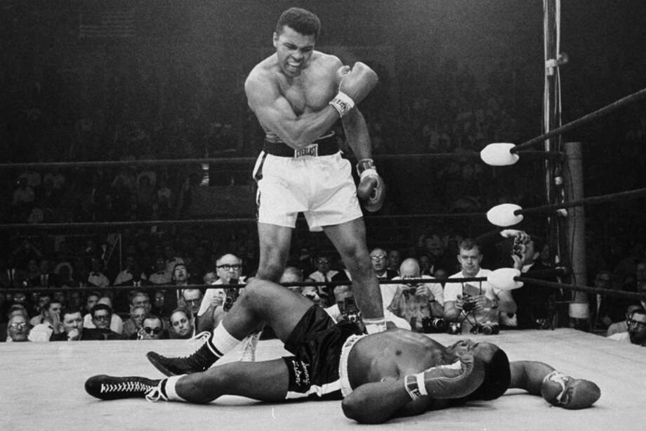 Muhamad Ali noquea a Sonny Liston, en 1965.