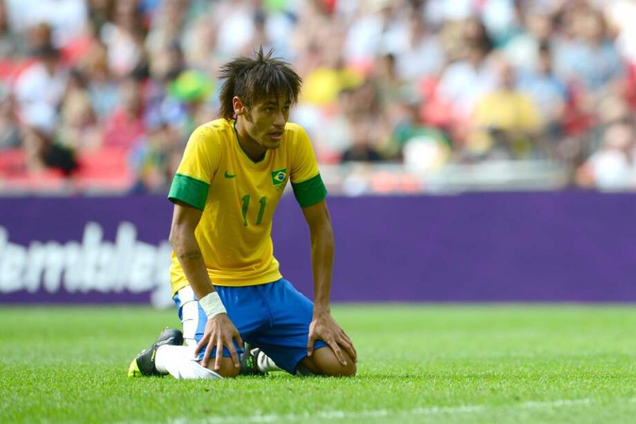 Neymar, de rodillas ante los campeones olímpicos / AFP