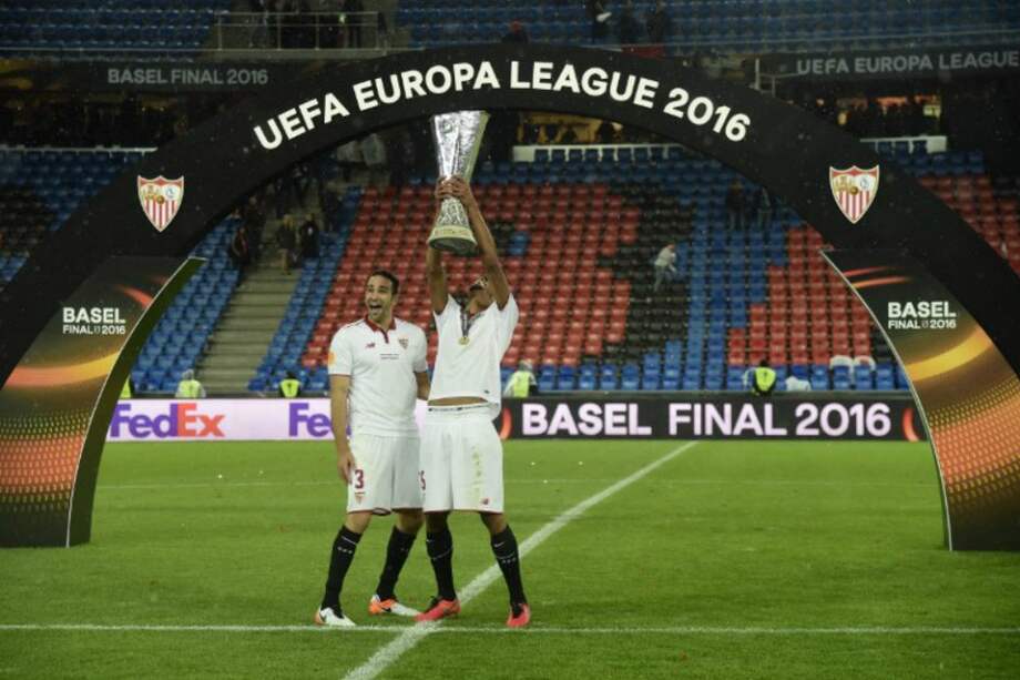Adil Rami y Steven N'Zonzi celebran con el trofeo de Uefa Europa League. / AFP