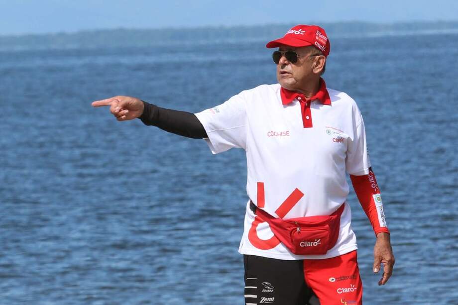 Martín Emilio Cochise Rodríguez, de 74 años, acompaña la caravana del Clásico. / Diego Sinisterra