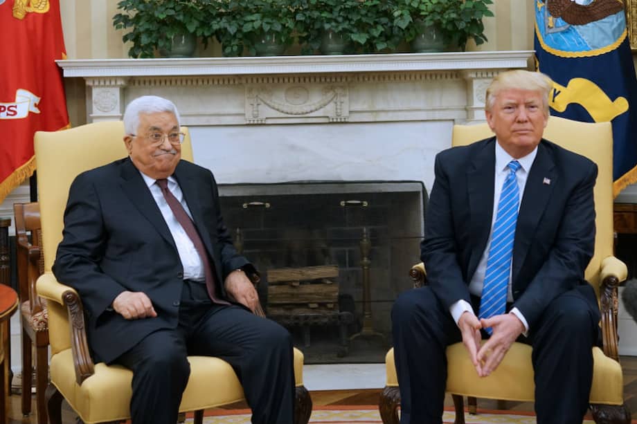 El presidente de los Estados Unidos, Donald Trump (derecha), se reúne con el presidente de la Autoridad Palestina, Mahmud Abbas (izquierda), en la Oficina Oval de la Casa Blanca. /AFP