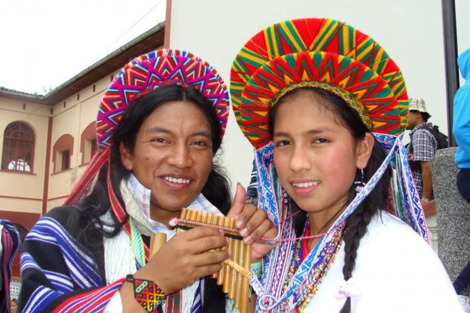 La ropa de los pueblos inga y kamentza se caracteriza por sus tejidos de múltiples colores. Estos pueblos son hoy los beneficiarios de una importante titulación de tierras. /Foto: Radioscomunitariasdelputumayo.blogspot.com.co