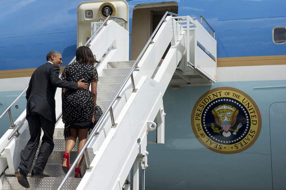El presidente Barack Obama entra en el avión presidencial acompañado de su esposa, Michelle Obama. /AFP