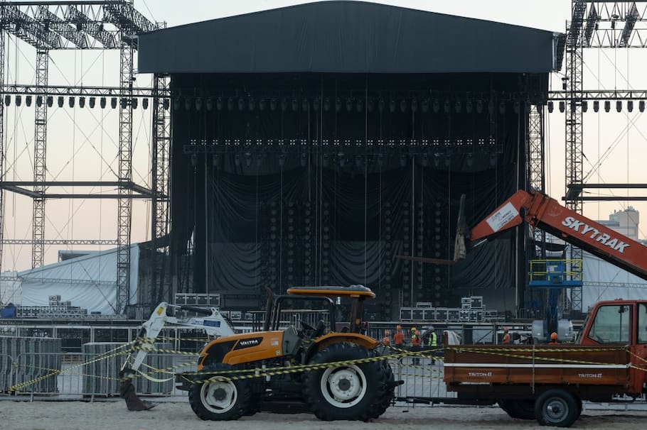 Workers and machinery remain idle after the death of a worker in an accident that occurred during the setup of the stage for Colombian singer Shakira at Copacabana Beach in Rio de Janeiro, Brazil, on April 26, 2026, the Colombian singer is scheduled to perform on May 2. A worker died after an accident while assembling a stage, authorities said. (Photo by Pablo PORCIUNCULA / AFP)
