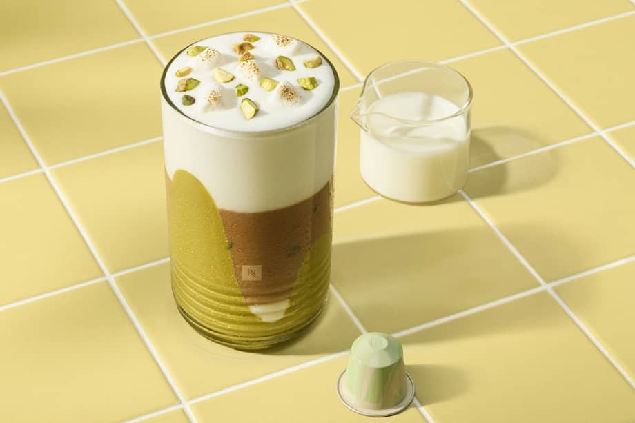 La colección incluye una línea de accesorios en edición limitada, con una paleta de colores que combina tonos como el pistacho, el amarillo pastel y el rosa.