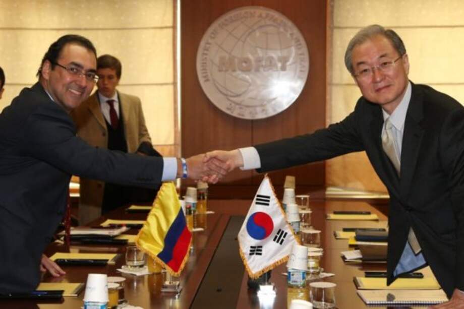 El ministro de Comercio surcoreano, Park Tae-ho (der), estrecha la mano de su homólogo colombiano, Sergio Díaz Granados./ EFE