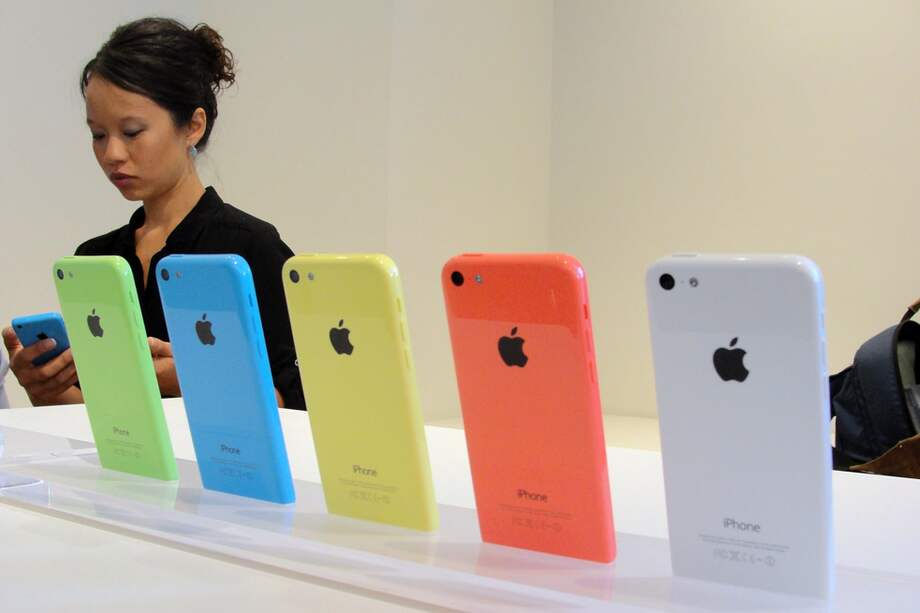 Apple venderá el iphone 5C, su teléfono de gama media, a partir del 20 de septiembre. / AFP