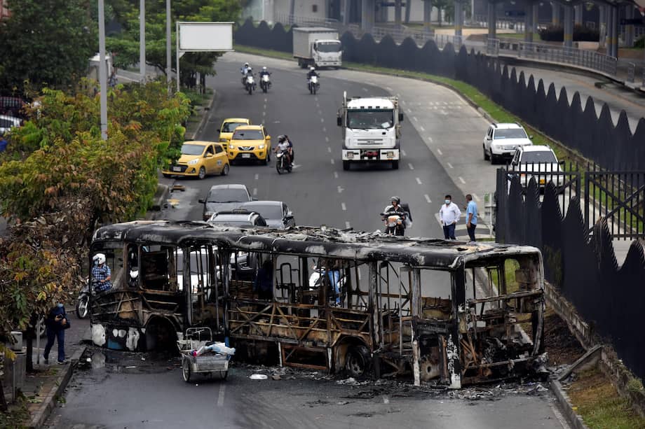 Un bus incinerado el pasado 28 de abril, atravesado en una avenida de Cali.