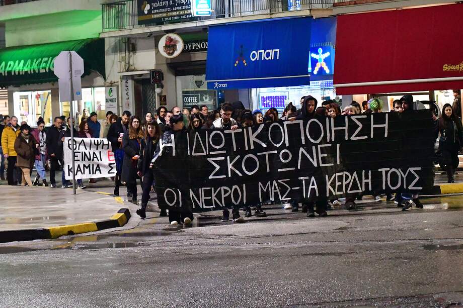 Durante una protestas por el mortífero accidente ferroviario ocurrido en Grecia, unos estudiantes de la carrera de Bellas Artes sostuvieron una pancarta que decía: "La privatización mata, a nuestros muertos sus ganancias".