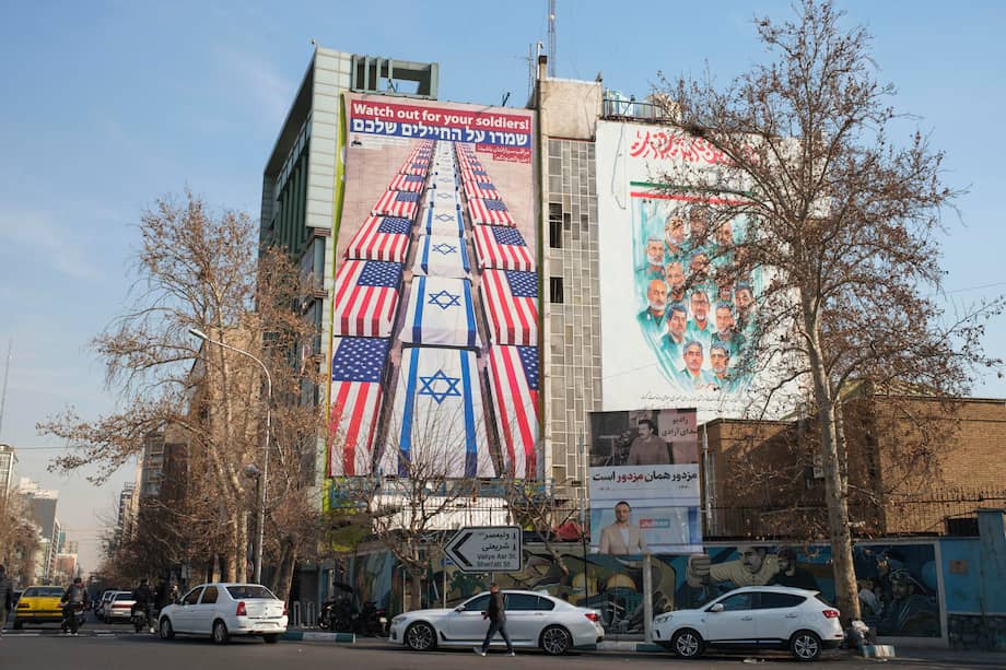 Un mural en Teherán desafía a Estados Unidos en medio del temor a una posible intervención militar tras el envío de una flota ordenado por Donald Trump.