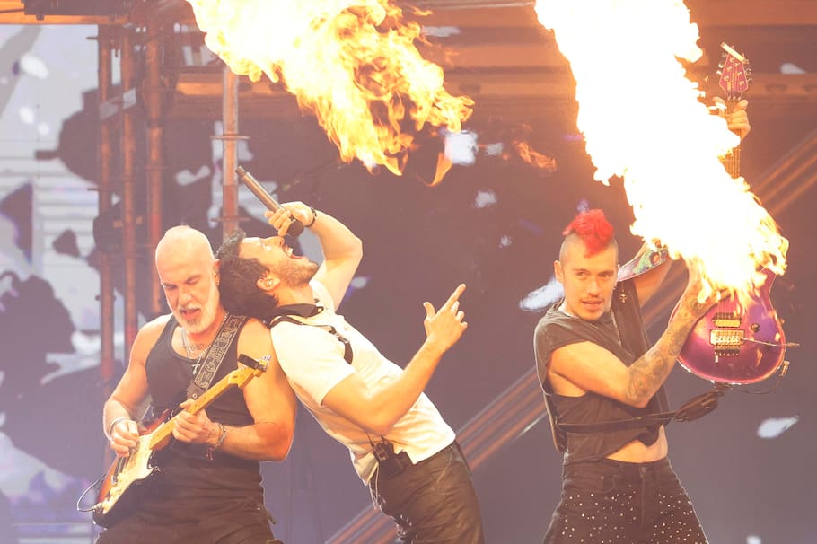 AME6825. BOGOTÁ (COLOMBIA), 25/04/2026.- El cantante colombiano Sebastián Yatra (c) se presenta en un concierto de su gira 'Entre tanta gente tour' este sábado, en el Movistar Arena en Bogotá (Colombia). EFE/ Mauricio Dueñas Castañeda