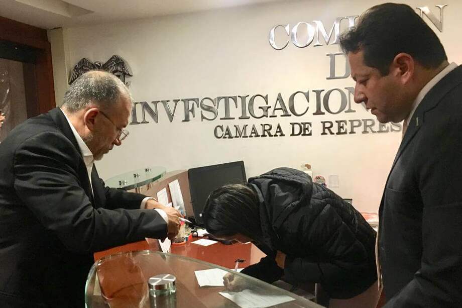 El senador Roy Barreras radicando el recurso de recusación contra cuatro miembros del Centro Democrático de la Comisión de Acusación. / Prensa Roy Barreras