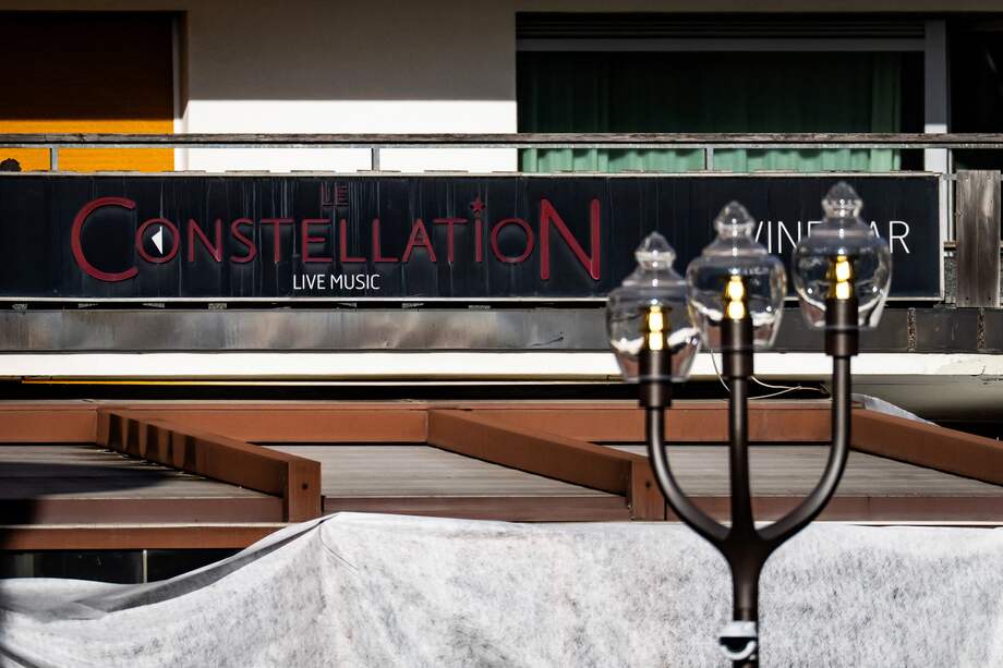 Una fotografía tomada el 1 de enero de 2026 muestra la fachada del bar Constellation, luego de un incendio que arrasó el local en Crans-Montana, durante las celebraciones de Nochevieja.