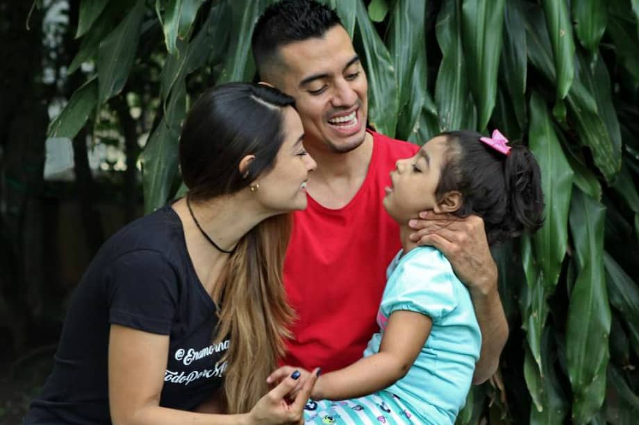 Andrés Felipe González junto a su esposa y su pequeña Julieta. / Tomada de El País de Cali