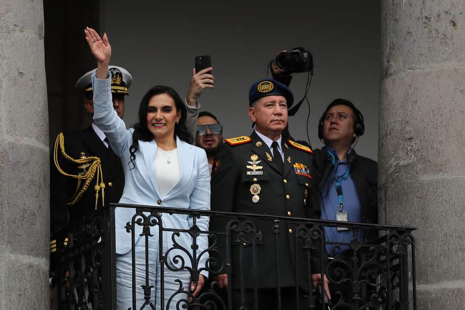La vicepresidenta de Ecuador, Verónica Abad (i), saluda durante el cambio de guardia militar hoy, en Quito (Ecuador).