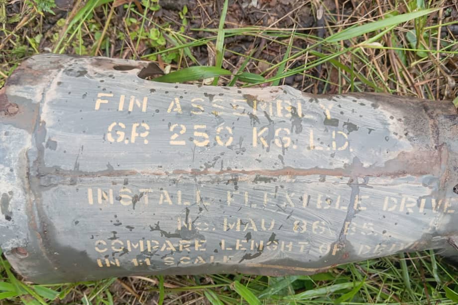 La detonación del artefacto estuvo a cargo de expertos en explosivos de la Fuerza Aérea, con seguridad del Ejército y acompañamiento judicial de la Policía.