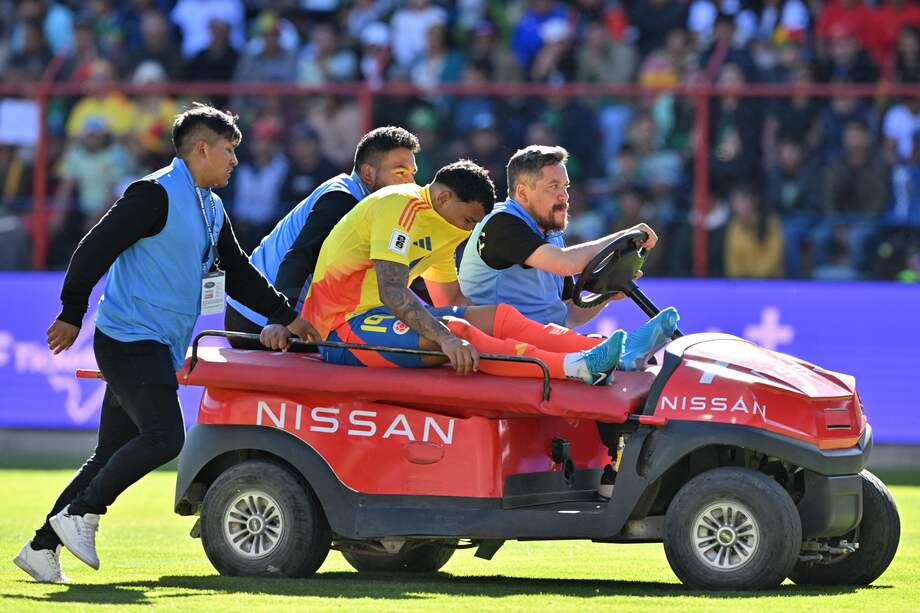 Roger Martínez fue retirado del campo tras lesionarse durante el partido de fútbol de las eliminatorias entre Bolivia y Colombia en El Alto.